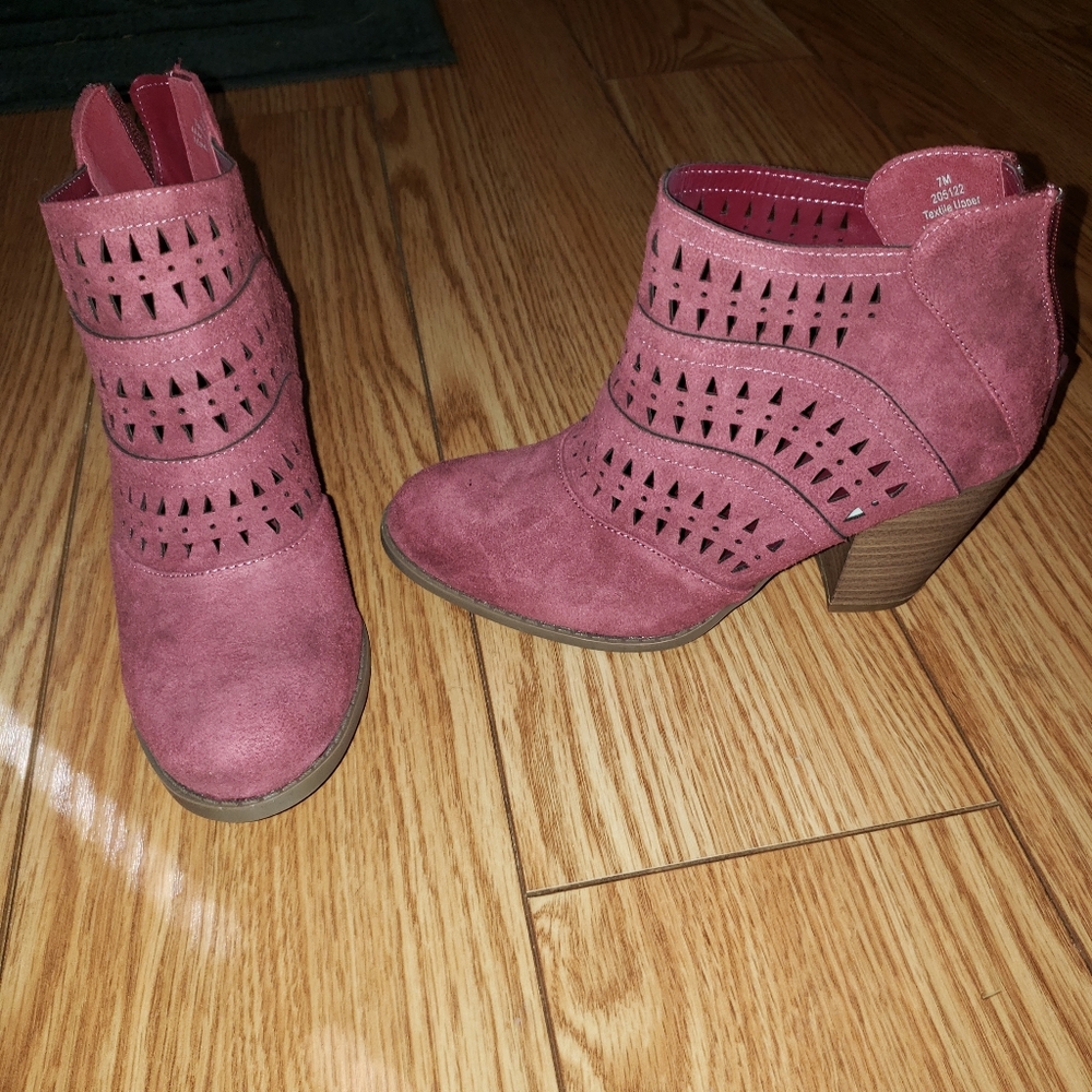 Diba Maddie Cutout Heeled Laser Cut Bootie Size 7. Burgundy. Unused